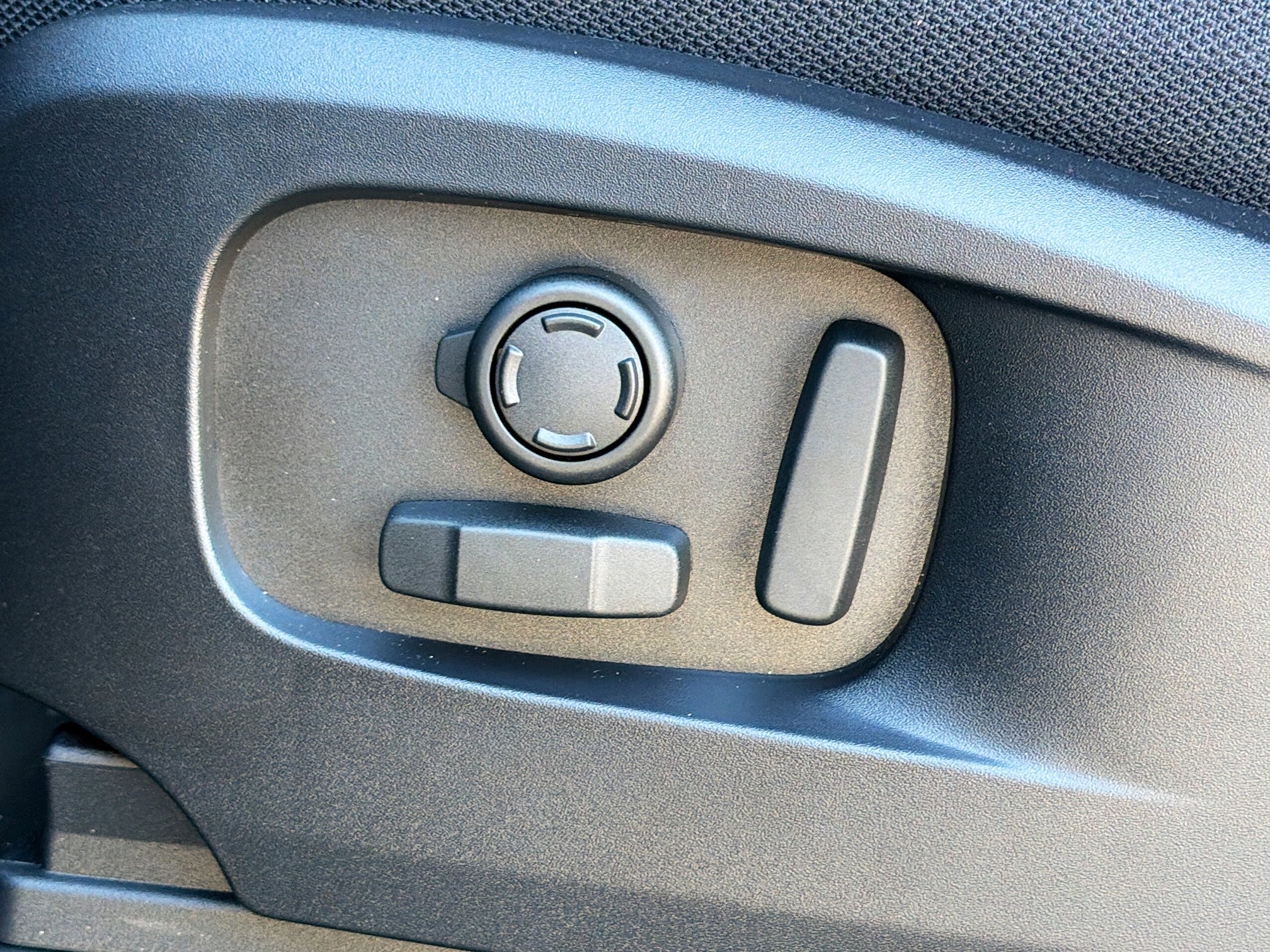 New 2026 Land Rover Defender 90 V8 image 25