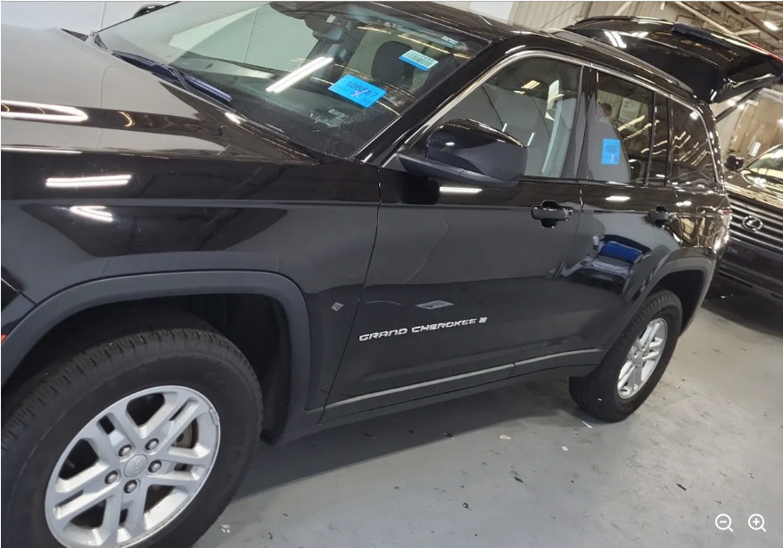 Used 2022 Jeep Grand Cherokee Laredo w/ Luxury Tech Group I AWD/4WD image 3