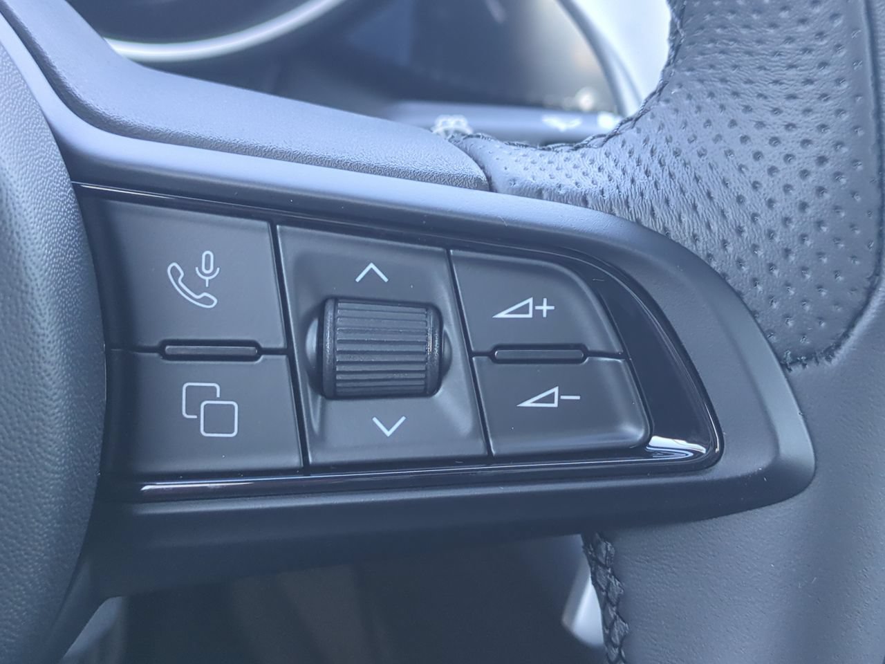 New 2025 Alfa Romeo Giulia w/ Driving Assist Package RWD image 24