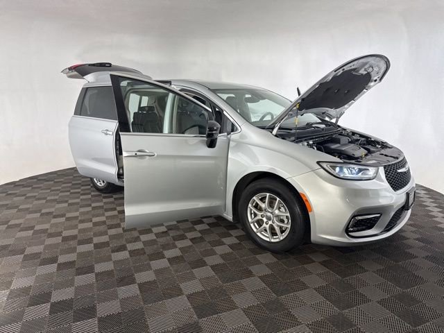Used 2024 Chrysler Pacifica Touring-L image 12