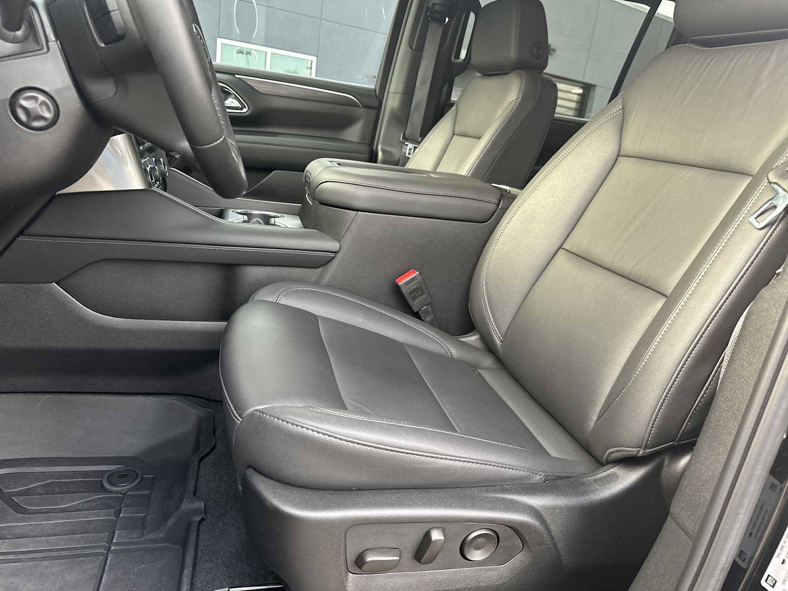 Used 2024 Chevrolet Suburban Z71 w/ Luxury Package image 7