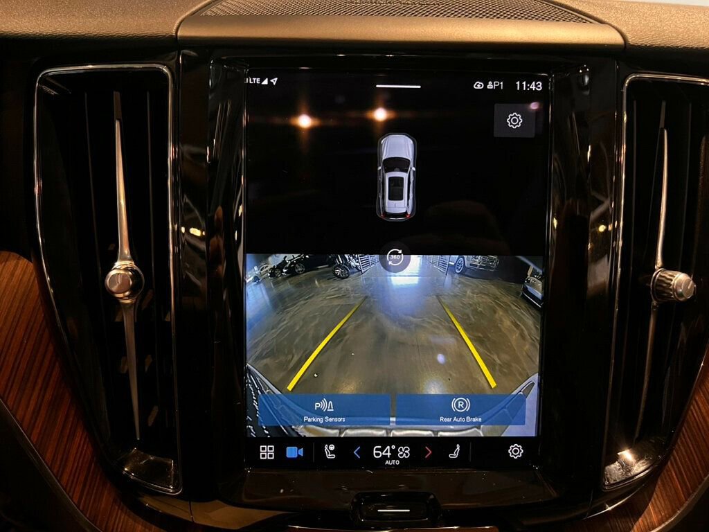Used 2023 Volvo XC60 B5 Plus image 22