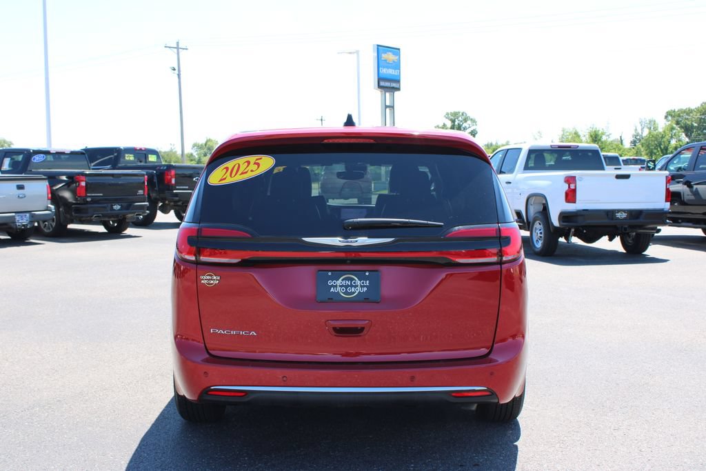 Used 2025 Chrysler Pacifica Select FWD image 8