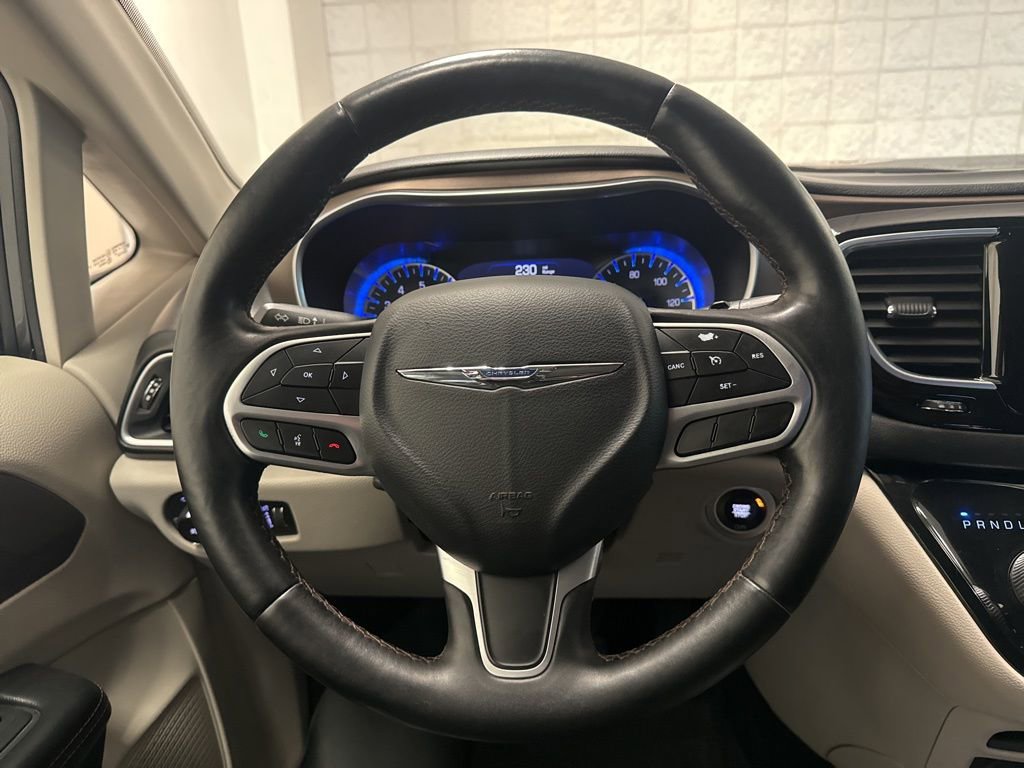 Used 2017 Chrysler Pacifica Touring-L Plus FWD image 18