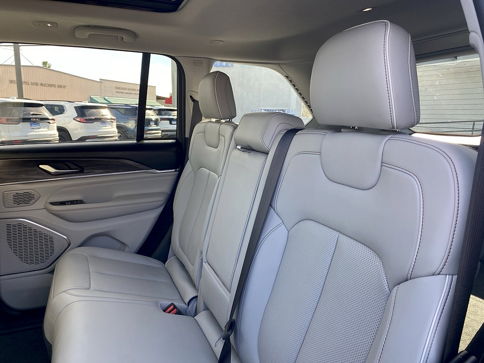 Used 2022 Jeep Grand Cherokee Overland RWD image 12