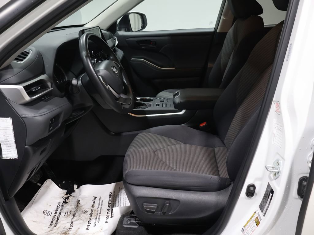 Used 2024 Toyota Highlander LE image 9