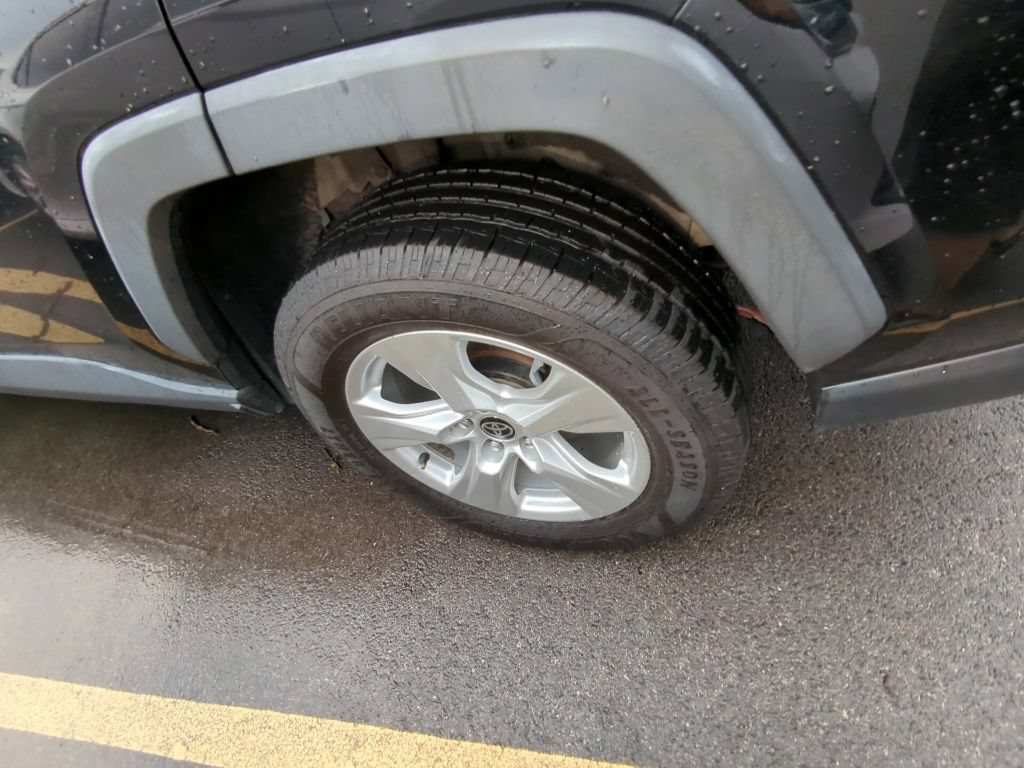 Used 2021 Toyota RAV4 XLE FWD image 5