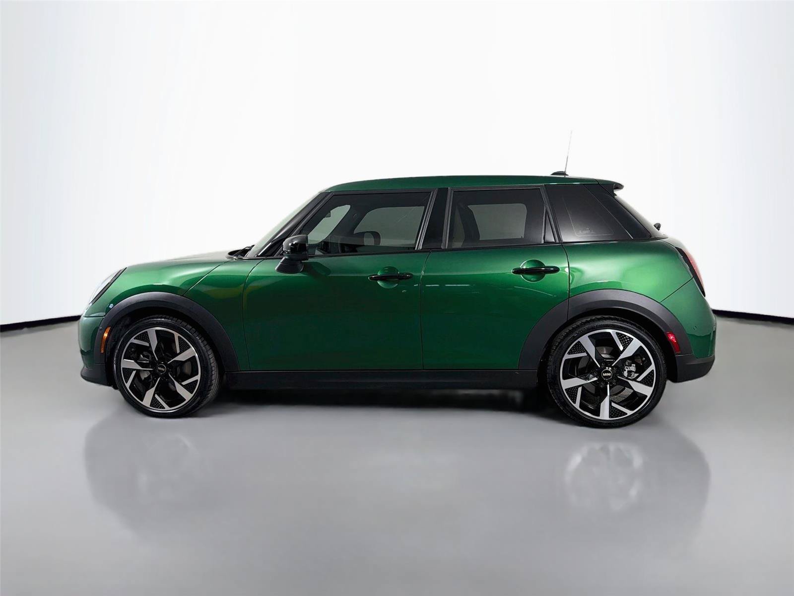 Used 2025 MINI Cooper 4-Door Hardtop FWD image 8