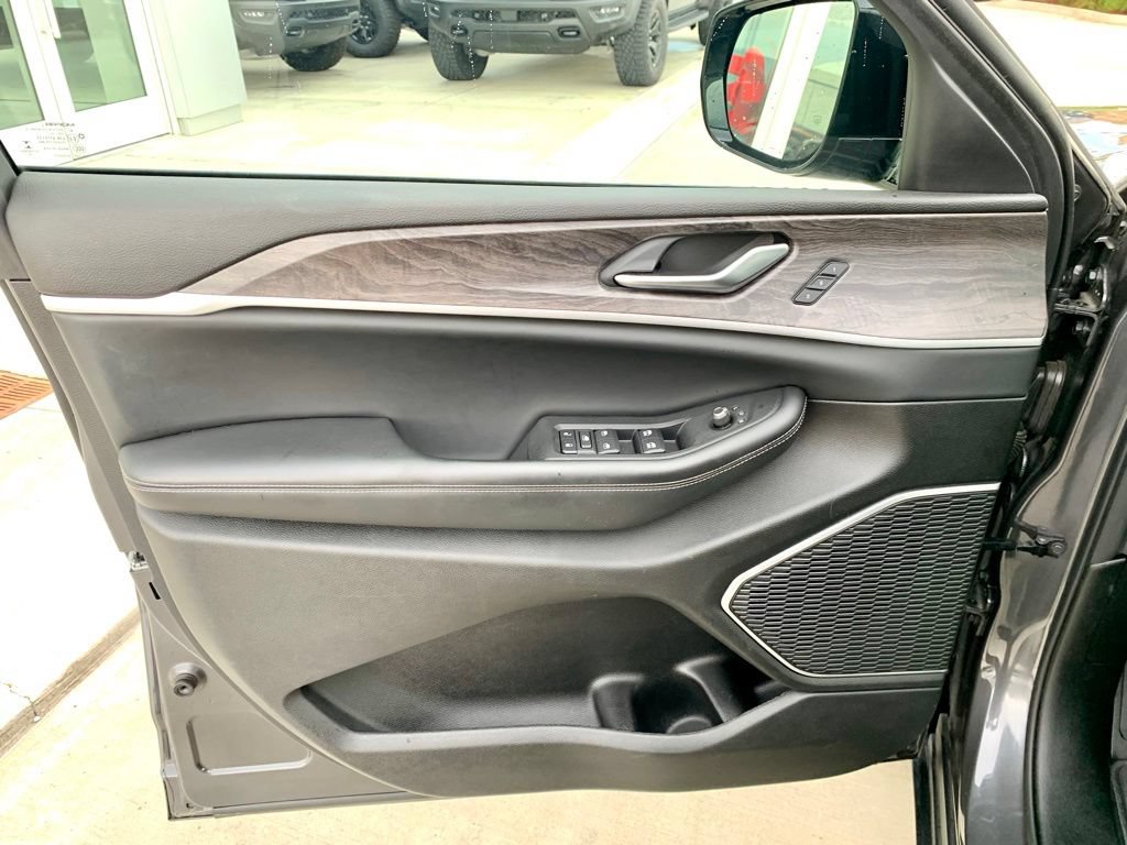 Used 2022 Jeep Grand Cherokee L Limited RWD image 9