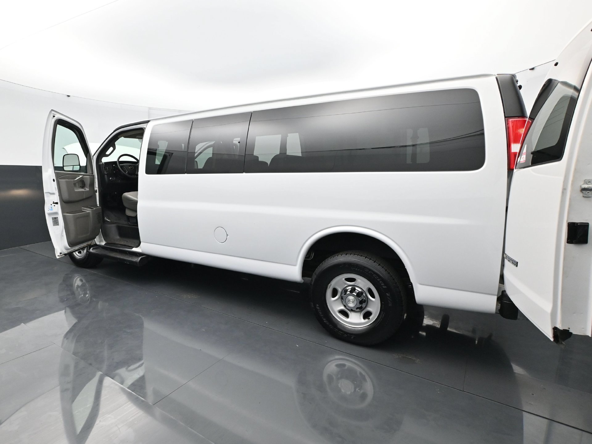 Used 2019 Chevrolet Express 3500 LT w/ LT Preferred Equipment Group RWD image 33