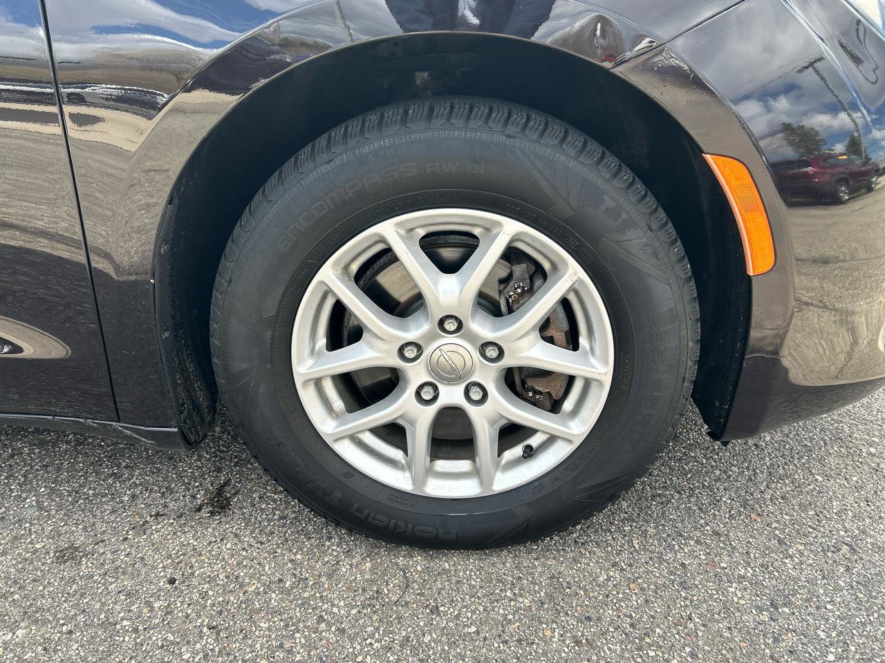 Used 2017 Chrysler Pacifica Touring FWD image 30