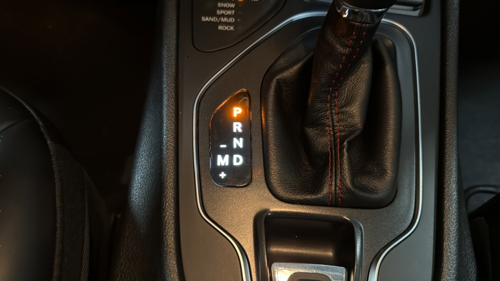 Used 2019 Jeep Cherokee Trailhawk AWD/4WD image 39