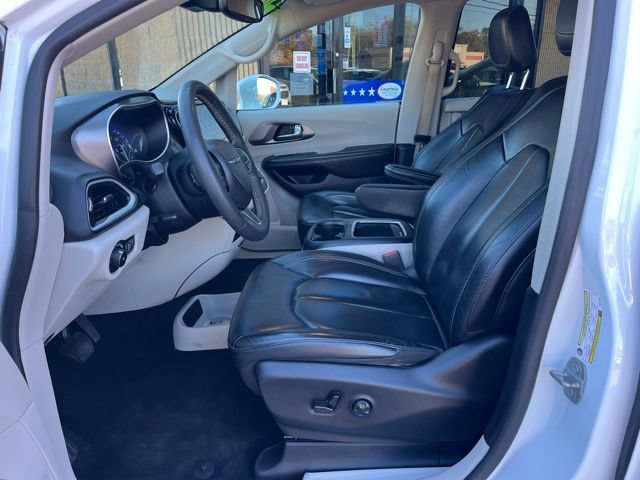 Used 2022 Chrysler Pacifica Touring-L FWD image 13