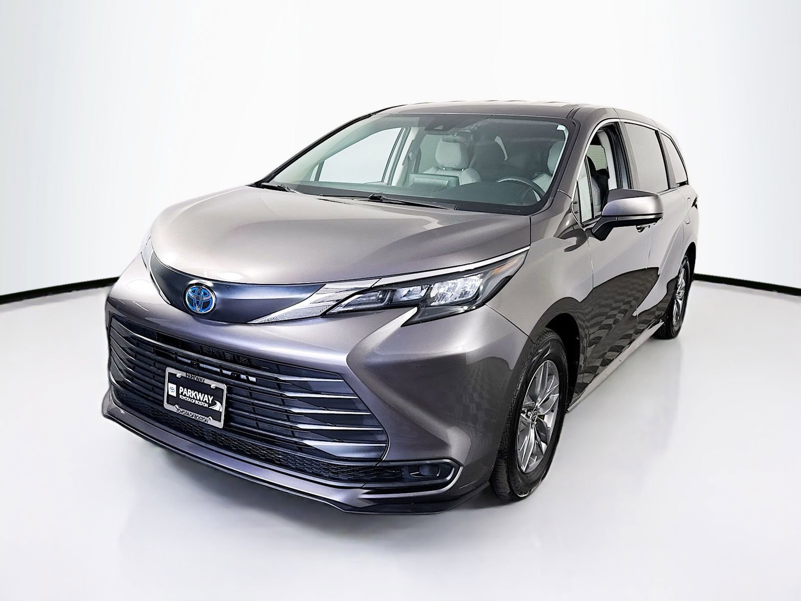 Used 2024 Toyota Sienna LE FWD image 3