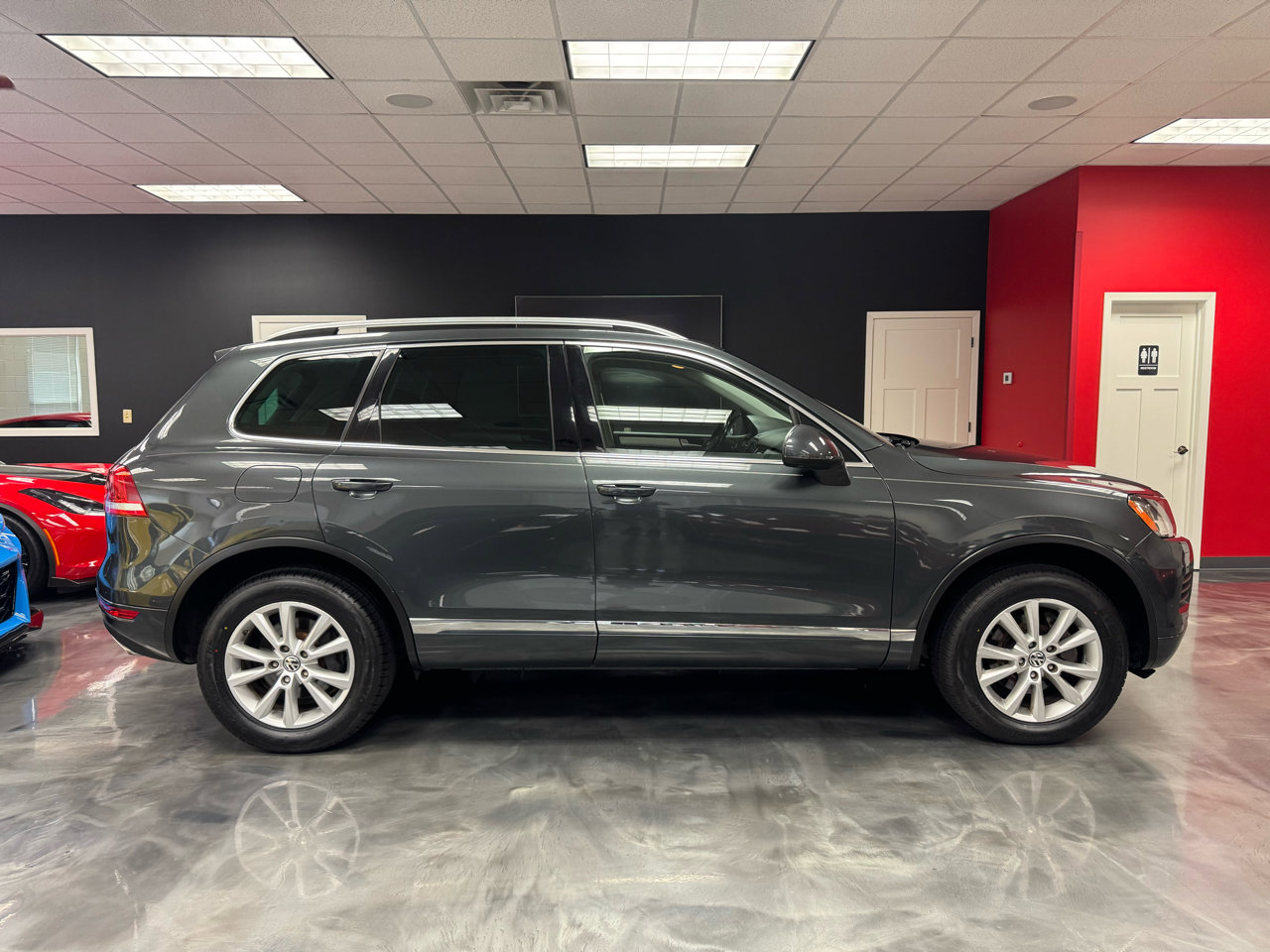 Used 2014 Volkswagen Touareg Sport AWD/4WD image 4