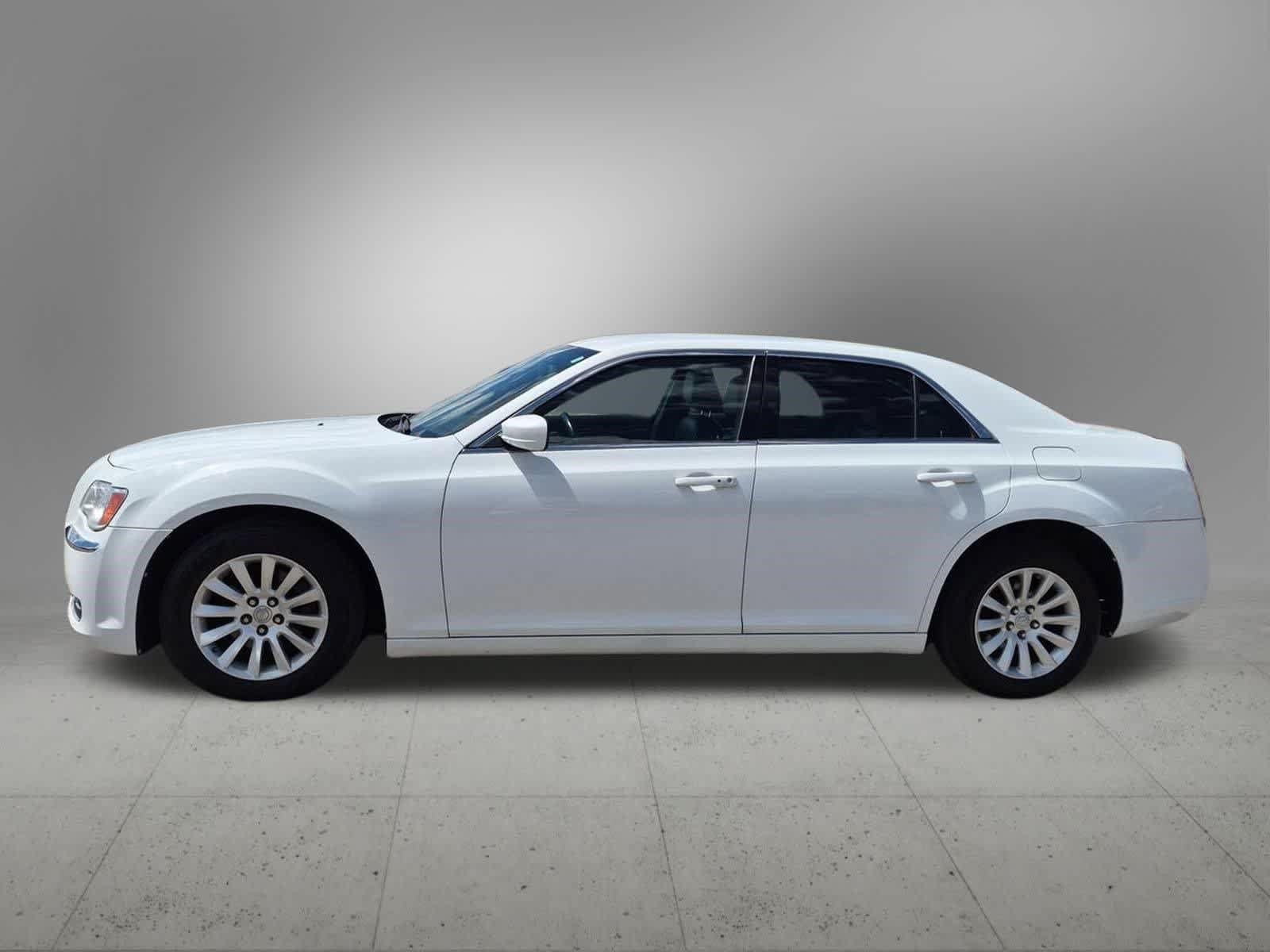 Used 2014 Chrysler 300 RWD image 3