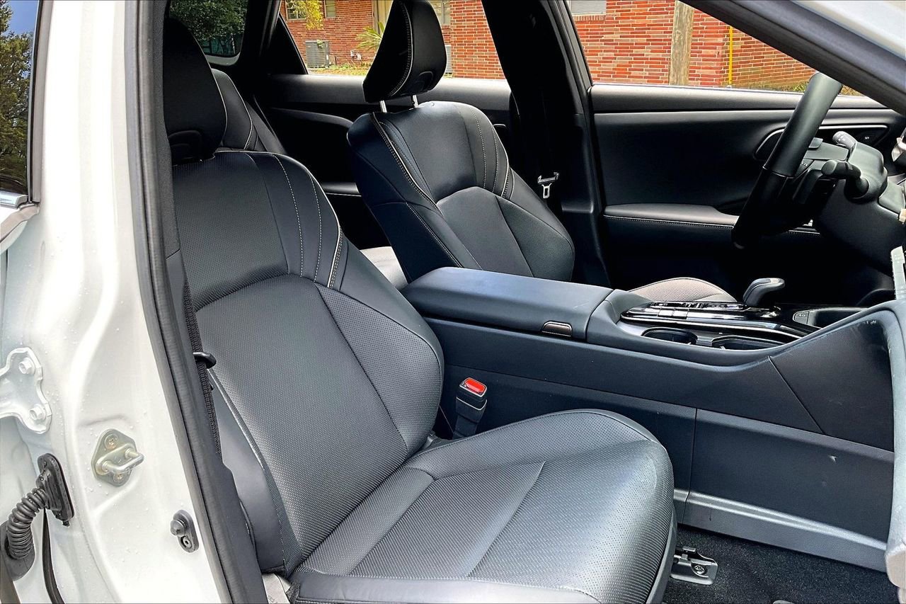 Used 2025 Toyota Crown Signia w/ Advanced Technology Package image 30