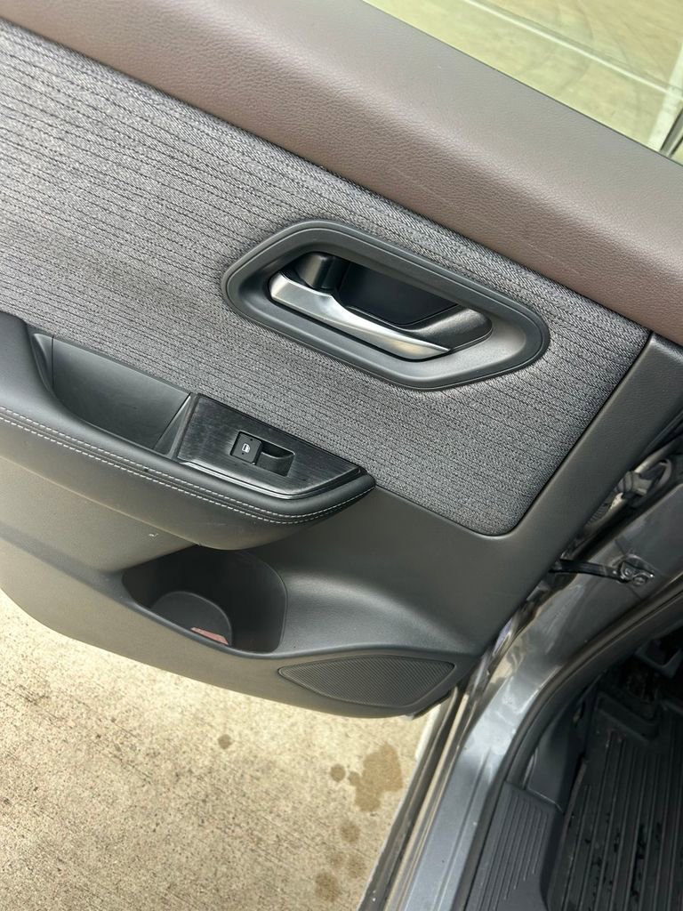 Used 2023 Nissan Rogue SV image 13