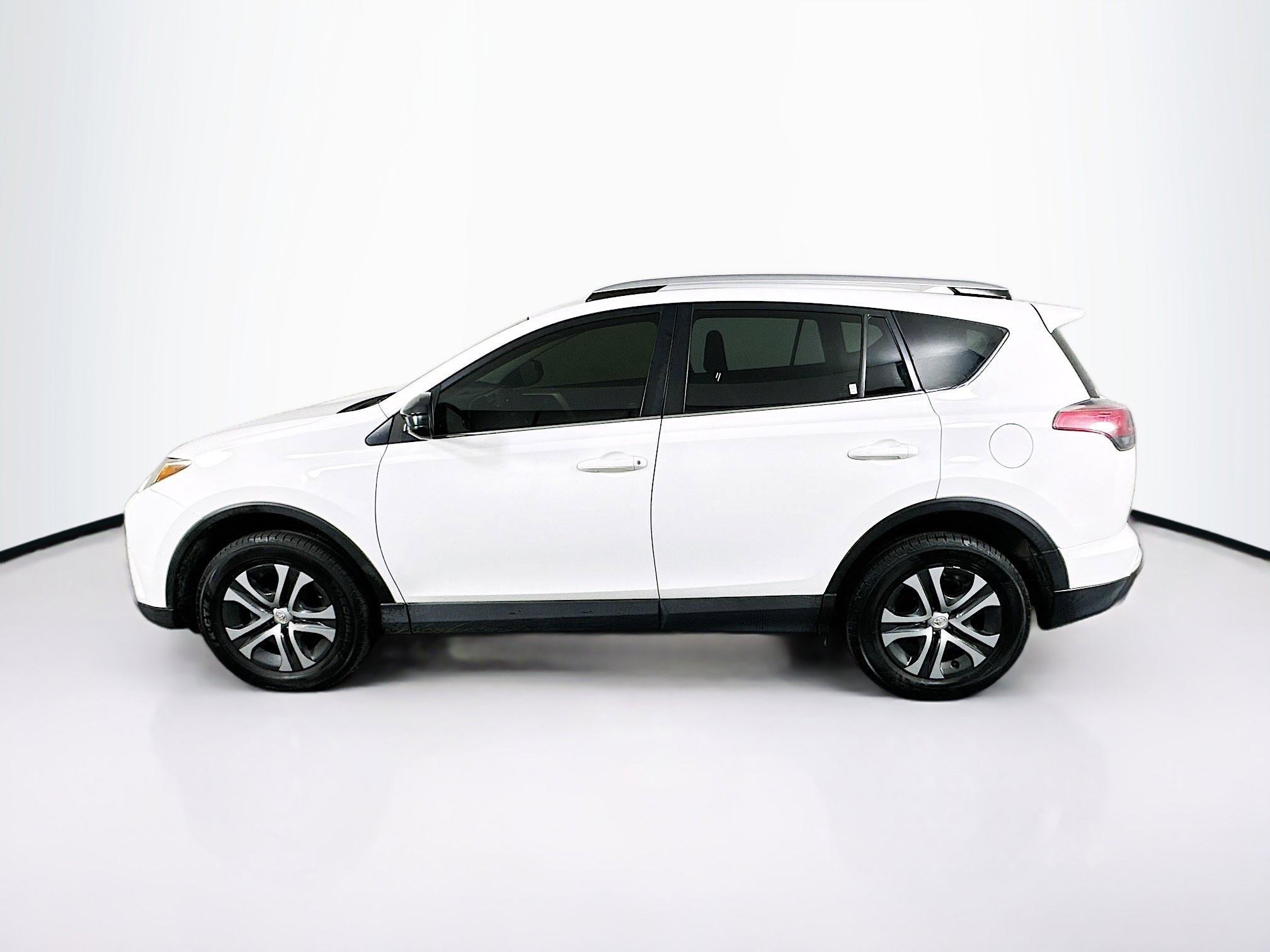 Used 2016 Toyota RAV4 LE image 4