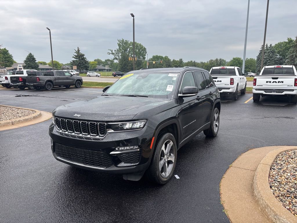 Used 2023 Jeep Grand Cherokee Limited AWD/4WD image 1