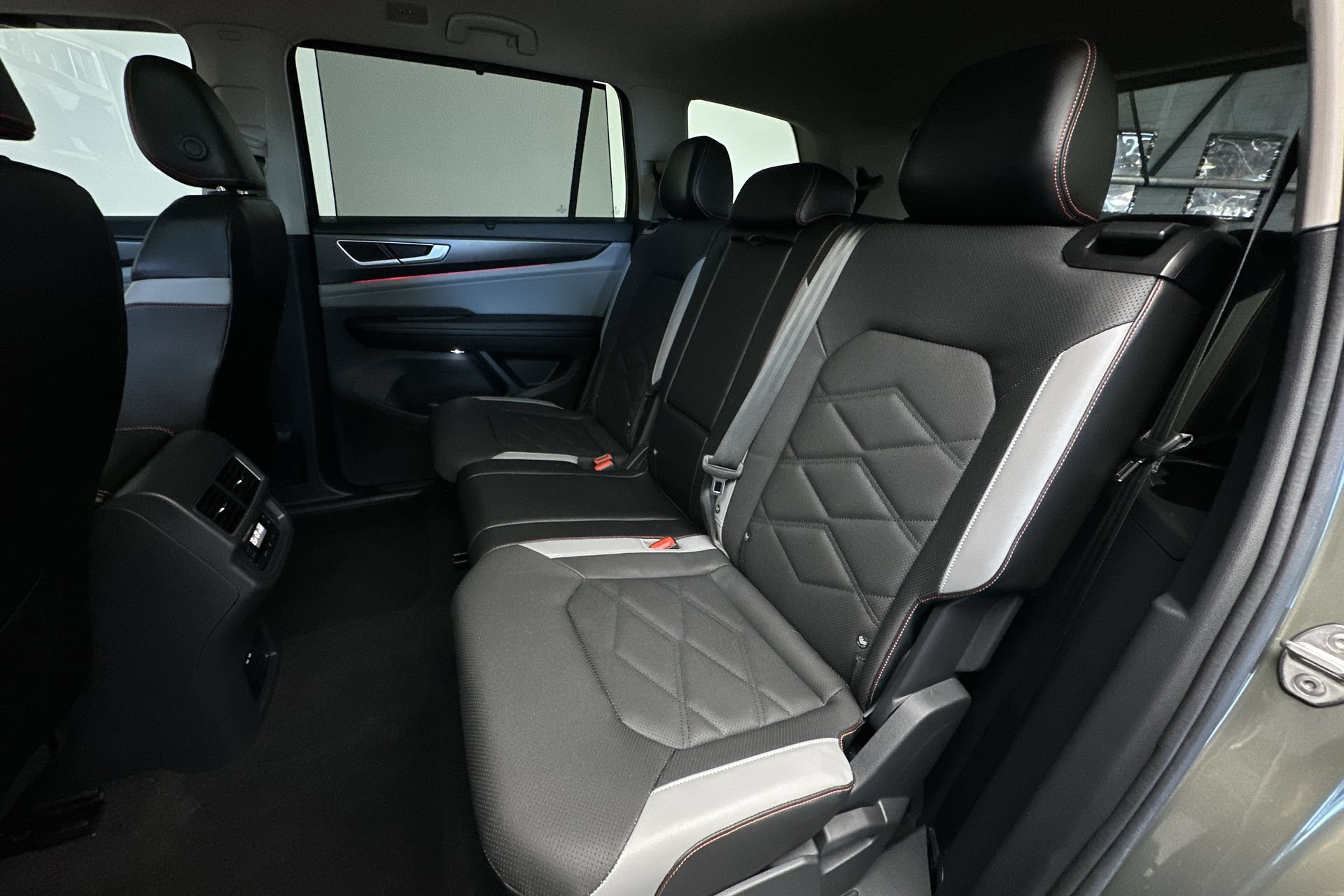Used 2024 Volkswagen Atlas Peak Edition SE AWD/4WD image 22