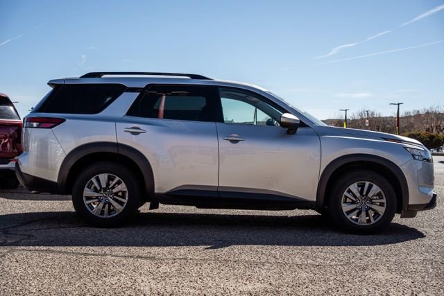Used 2025 Nissan Pathfinder SV image 4
