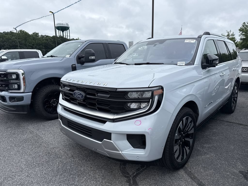 Used 2025 Ford Expedition Platinum w/ Driver's Package AWD/4WD image 9