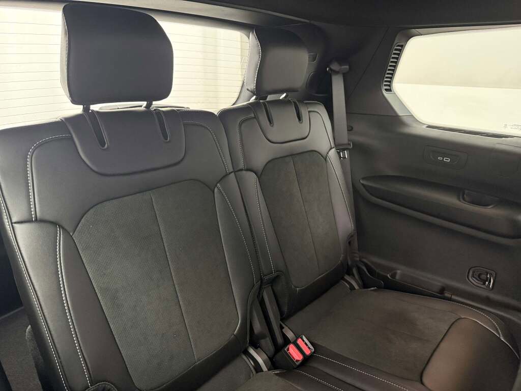 New 2025 Jeep Grand Cherokee L Laredo image 30