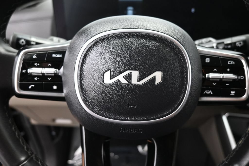 Used 2025 Kia Carnival FWD image 13