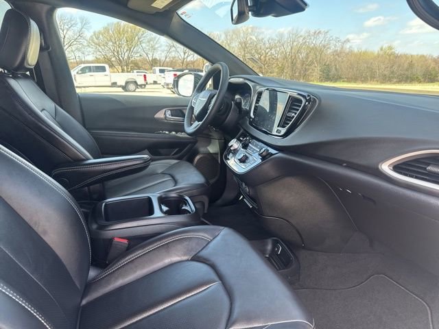 Used 2025 Chrysler Pacifica Select image 15