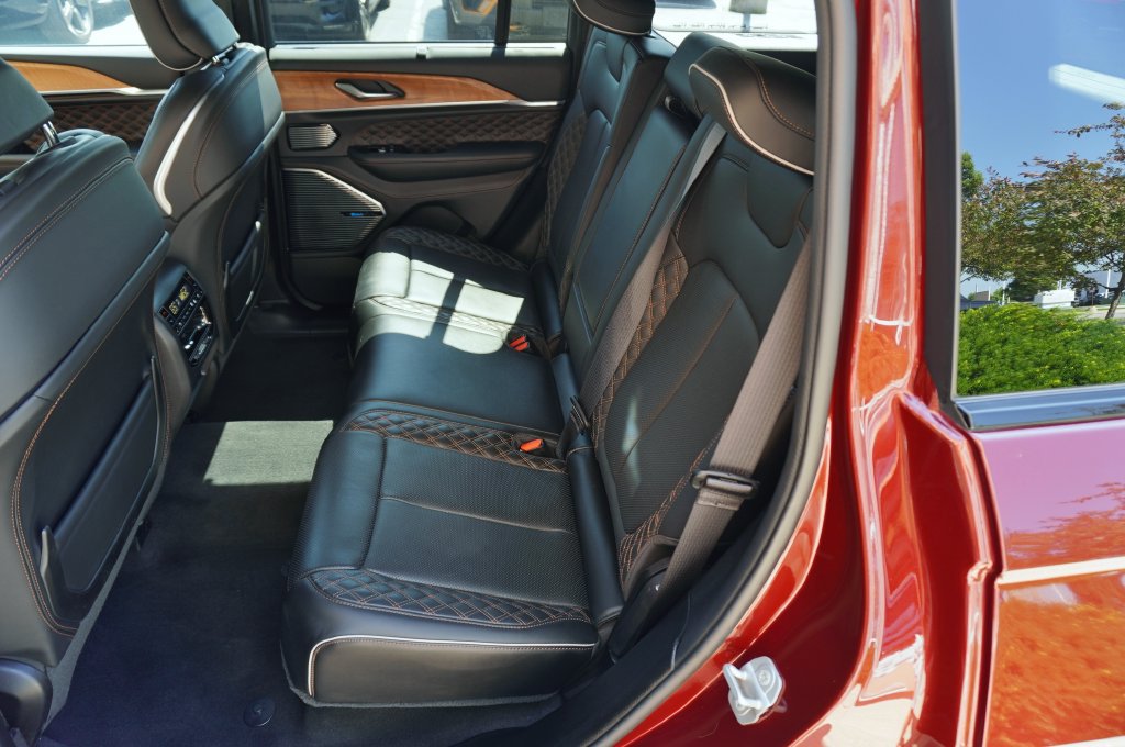 Used 2024 Jeep Grand Cherokee Summit AWD/4WD image 32