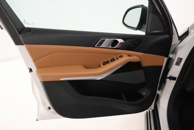 Used 2024 BMW X5 xDrive50e image 8