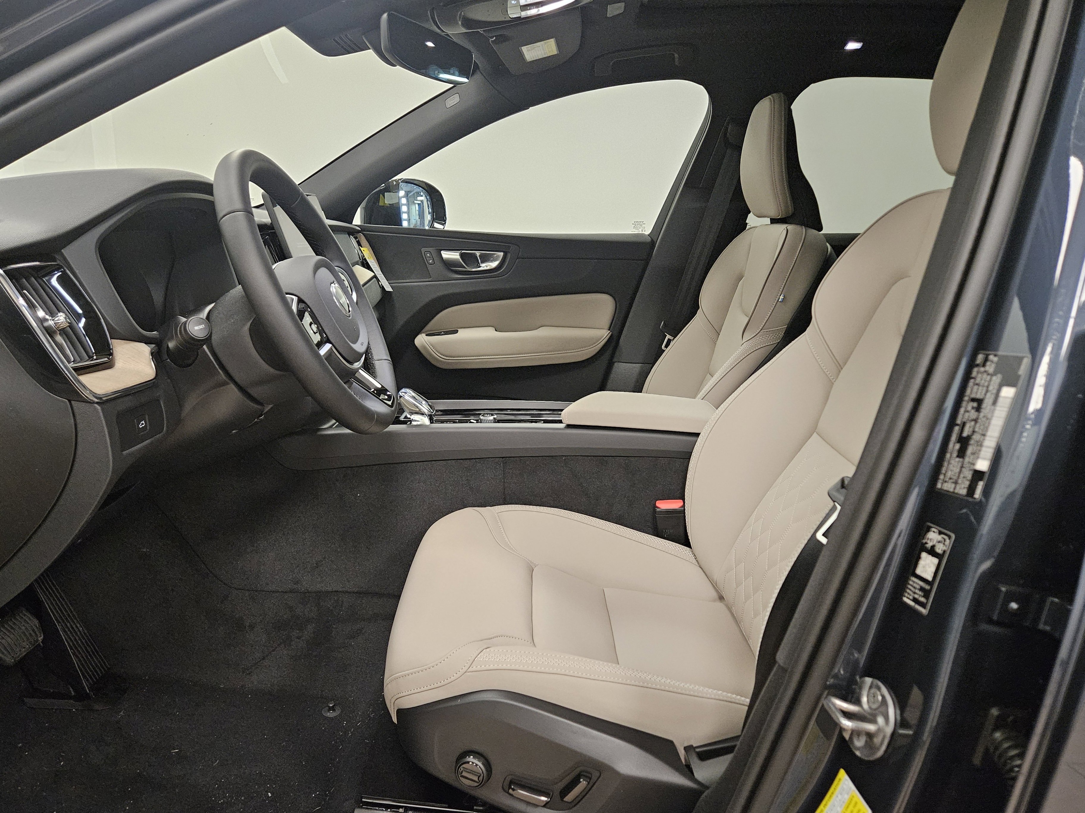 New 2026 Volvo XC60 B5 Core w/ Climate Package AWD/4WD image 10