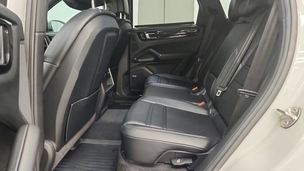 Used 2022 Porsche Cayenne Platinum Edition AWD/4WD image 34
