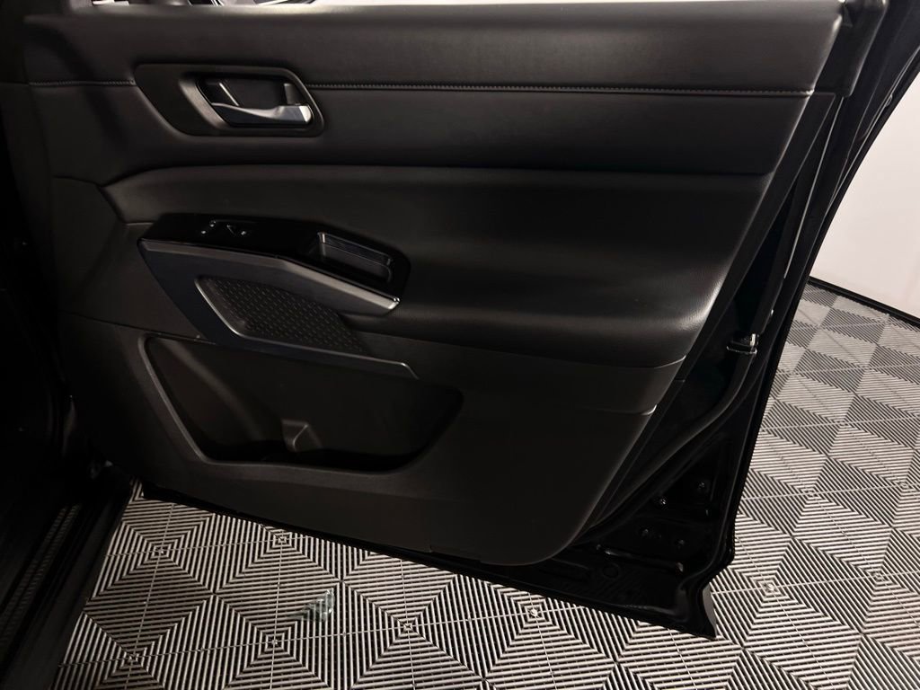 Used 2023 Nissan Pathfinder SL image 34