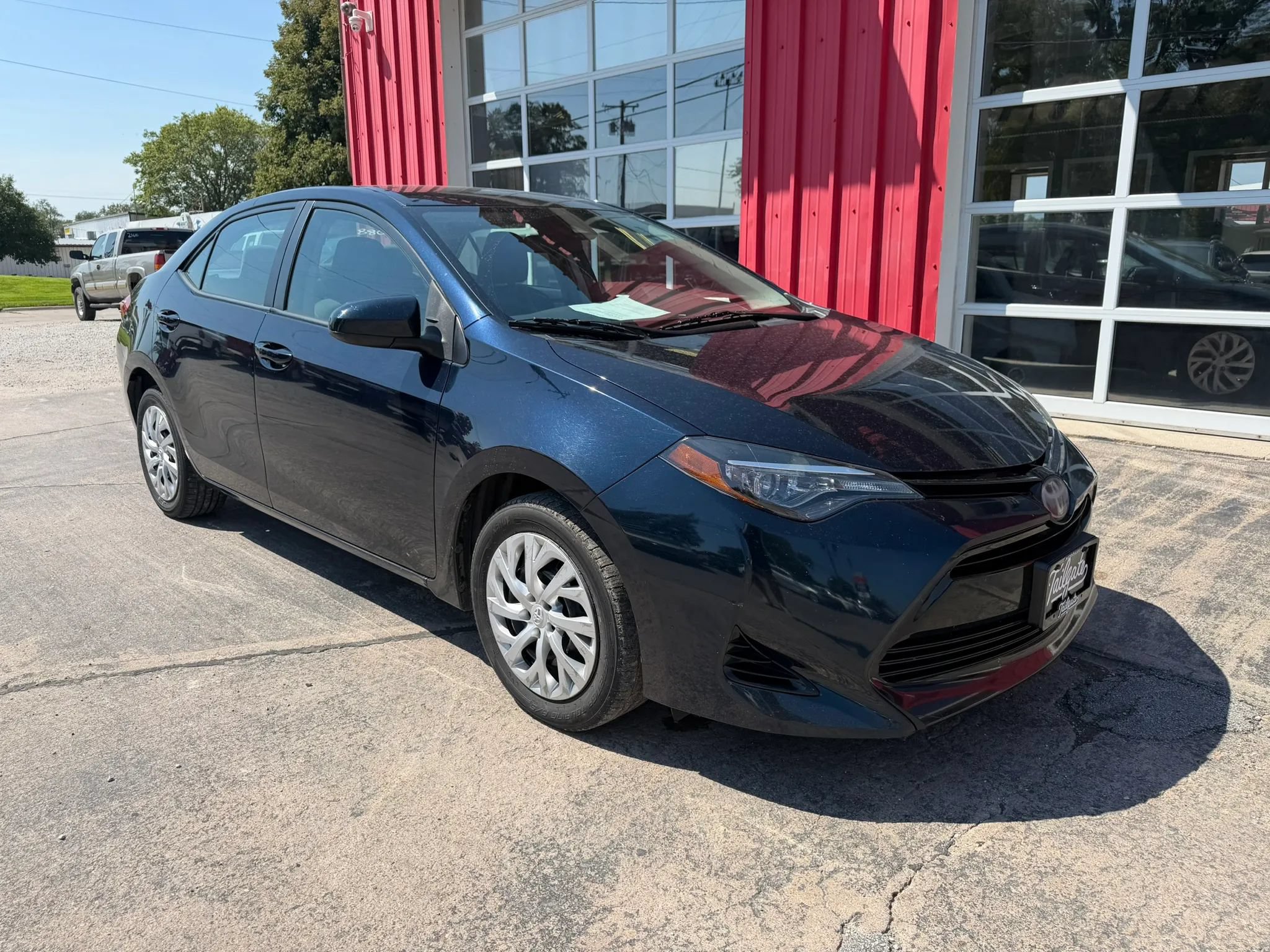 Used 2018 Toyota Corolla LE w/ Carpet Mat Package (TMS) FWD image 2