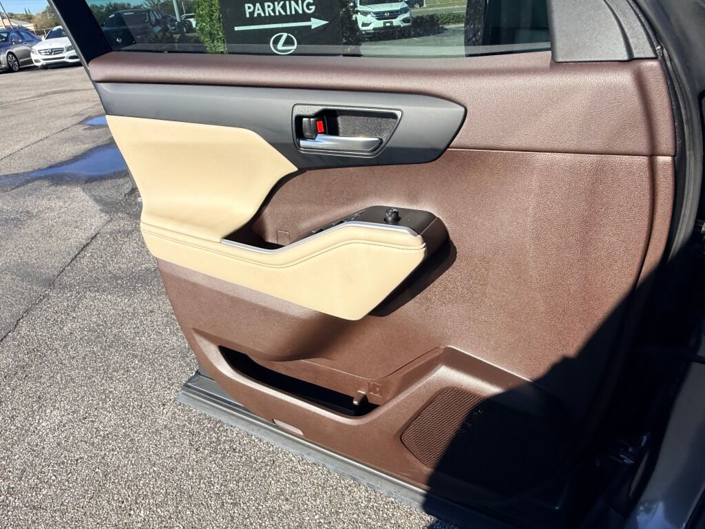 Used 2021 Toyota Highlander XLE image 22