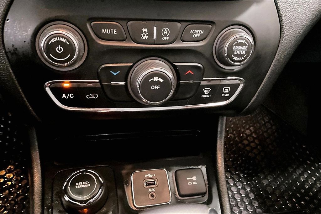 Used 2020 Jeep Cherokee Latitude w/ Cold Weather Group AWD/4WD image 15