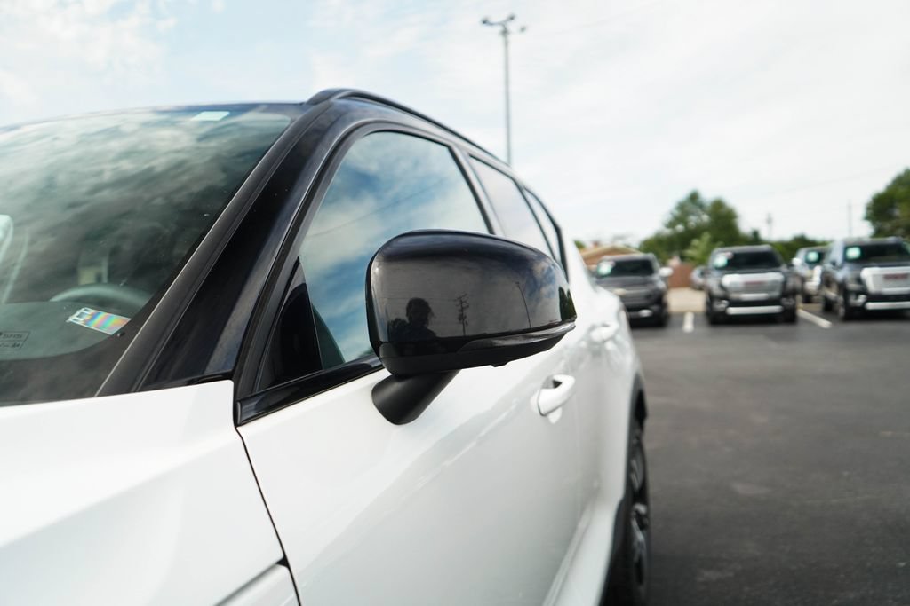 Used 2022 Volvo XC40 T5 R-Design AWD/4WD image 24