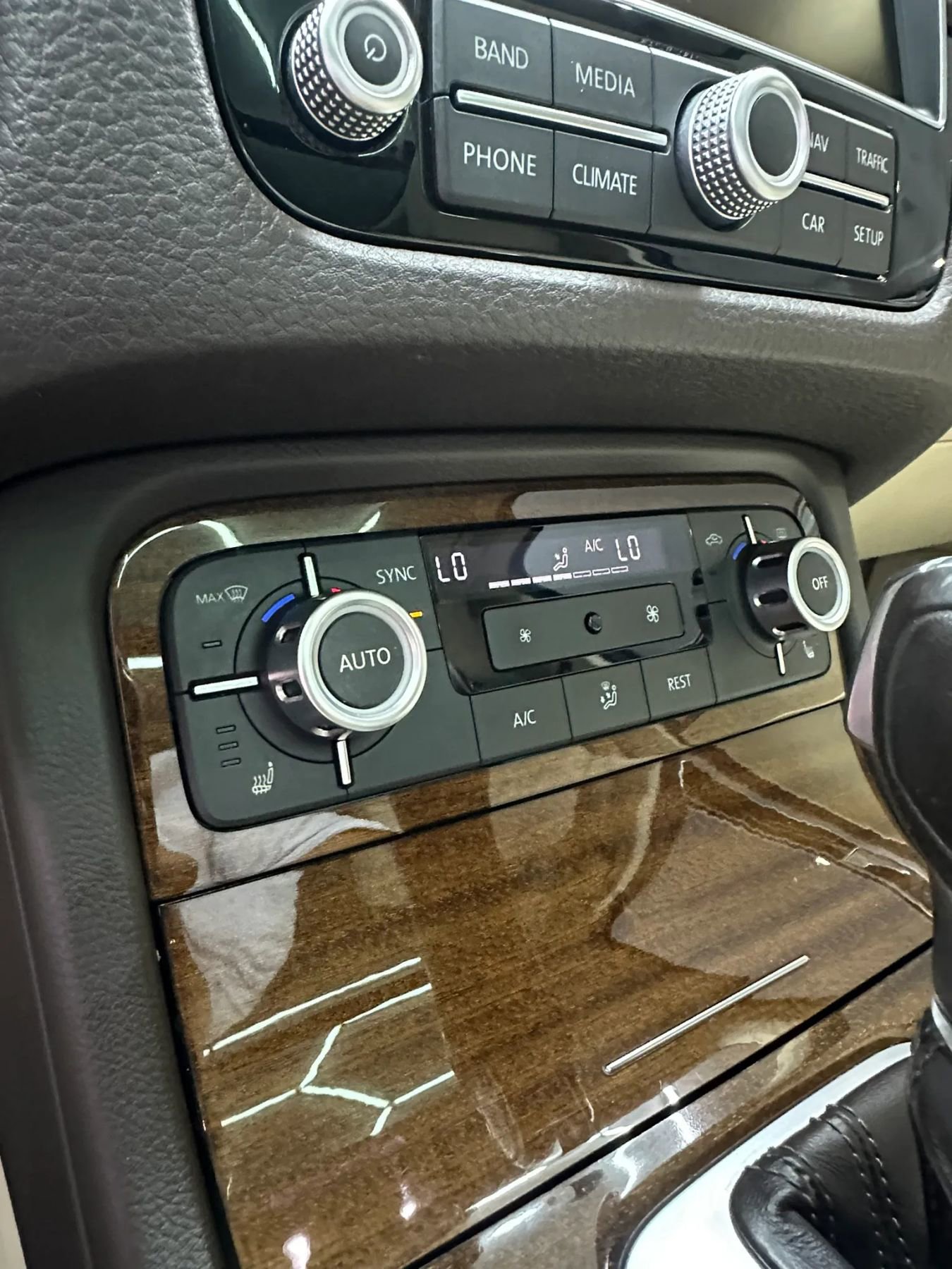 Used 2015 Volkswagen Touareg VR6 image 19