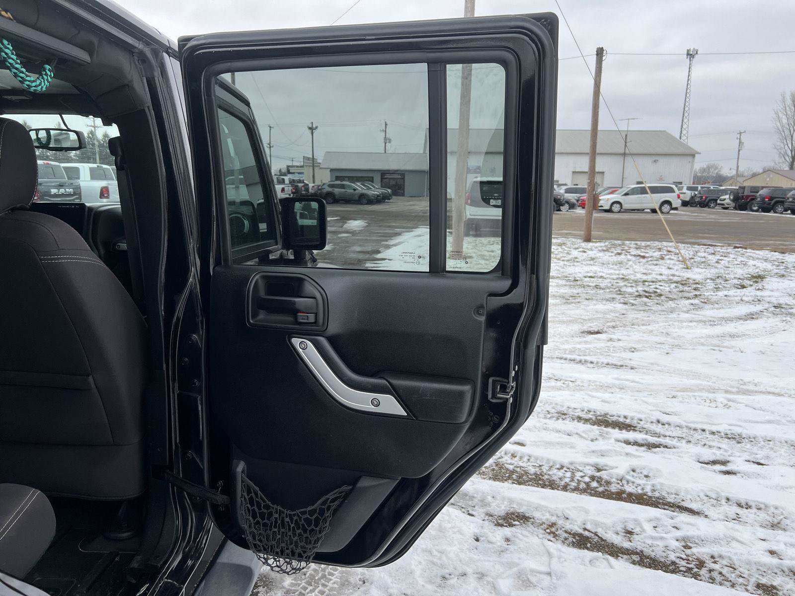 Used 2017 Jeep Wrangler Unlimited Sahara w/ Connectivity Group image 29