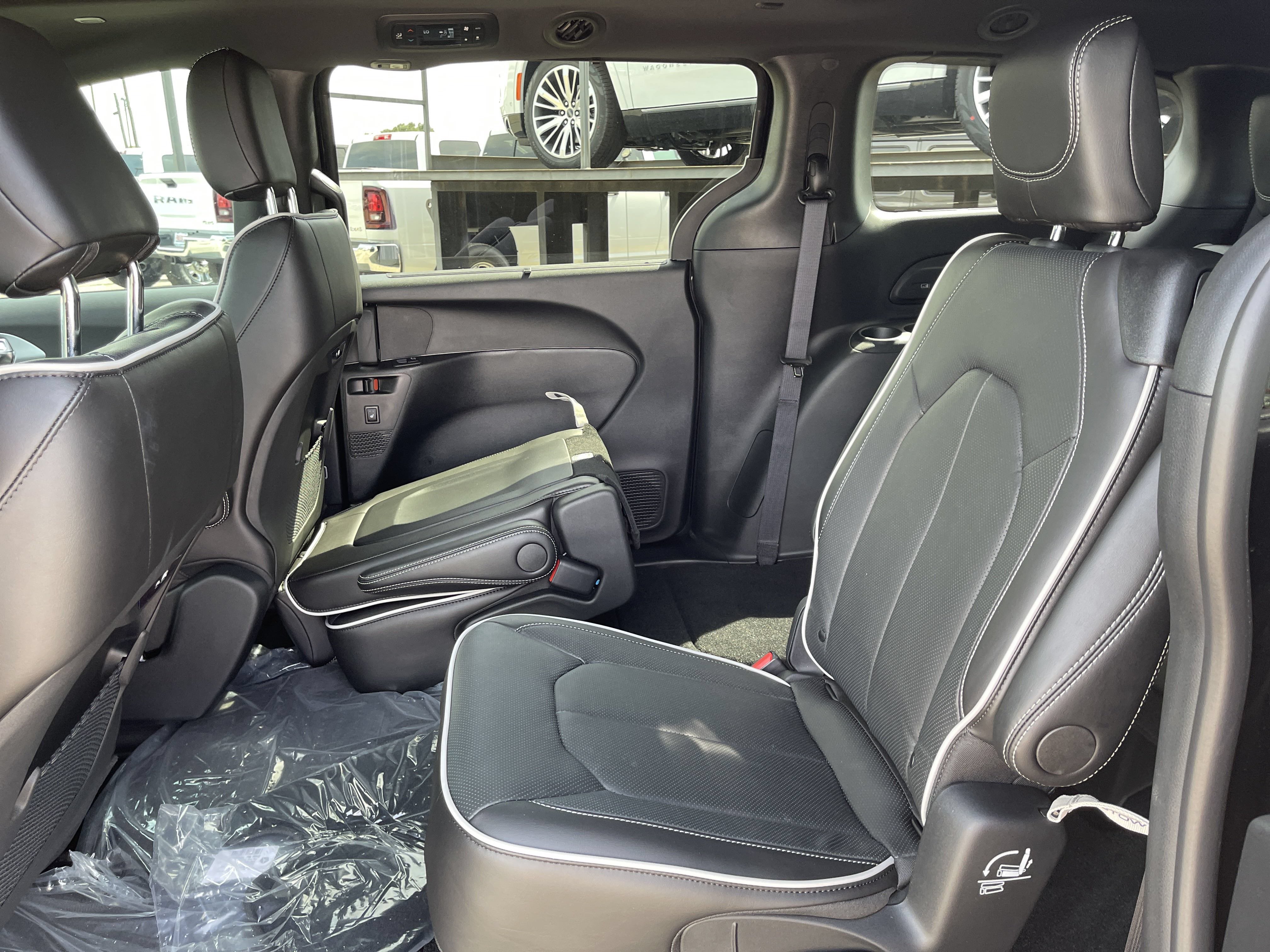 New 2025 Chrysler Pacifica Limited FWD image 35