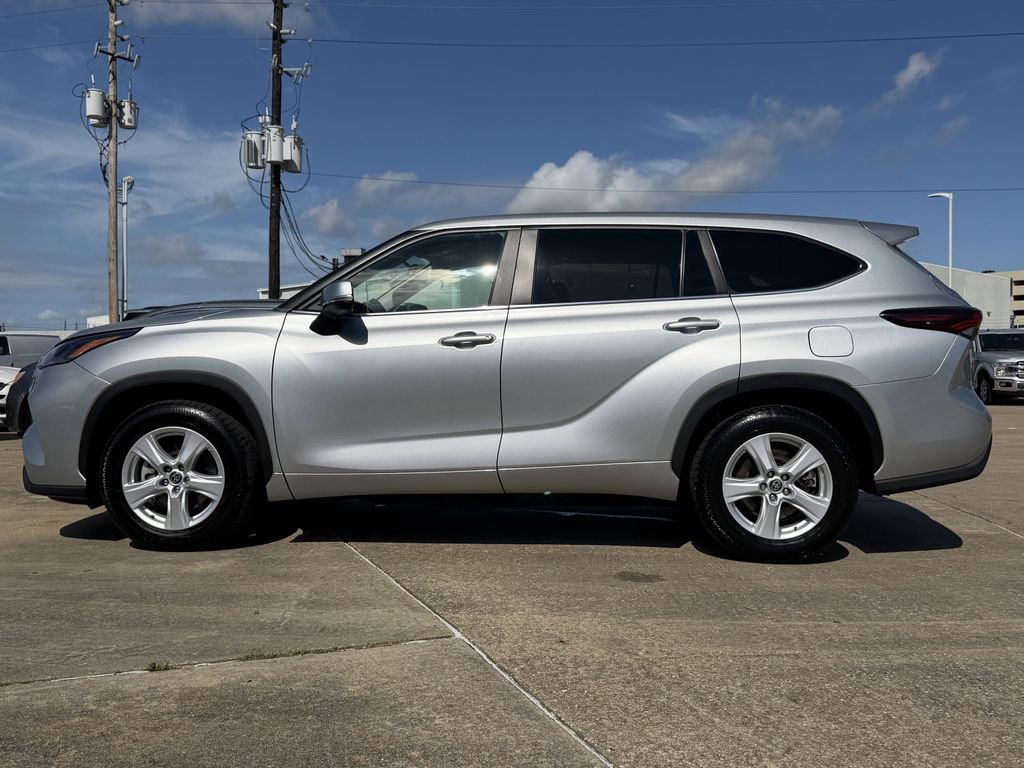 Used 2024 Toyota Highlander LE FWD image 6
