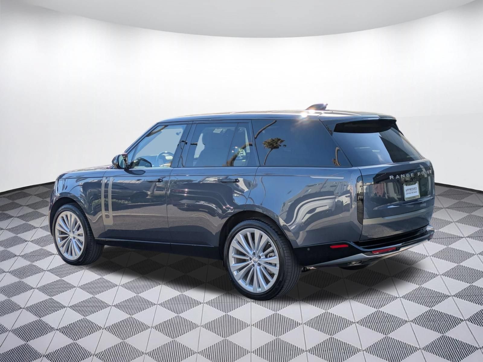 Used 2025 Land Rover Range Rover SE AWD/4WD image 3