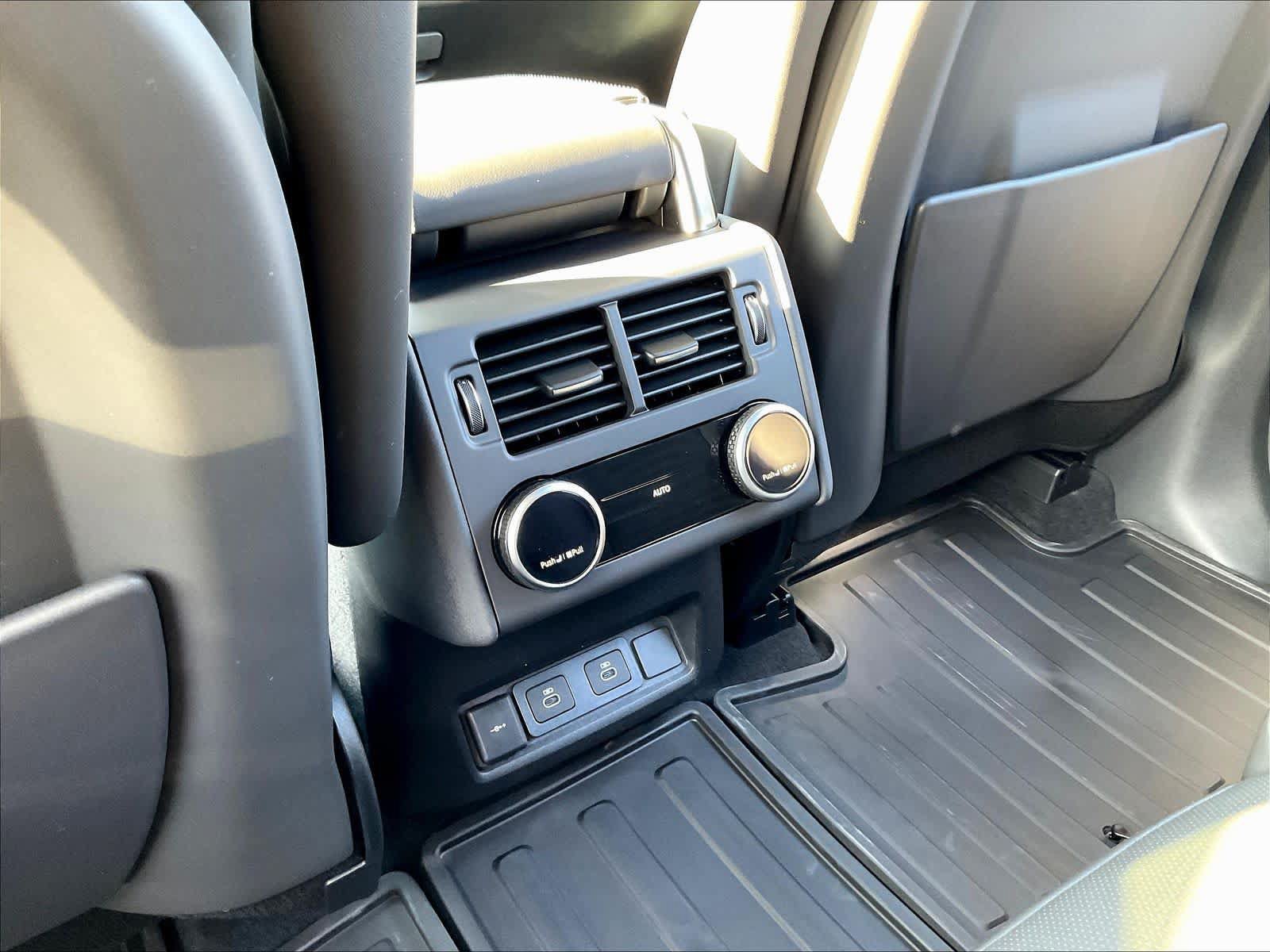 New 2025 Land Rover Discovery Metropolitan Edition AWD/4WD image 16