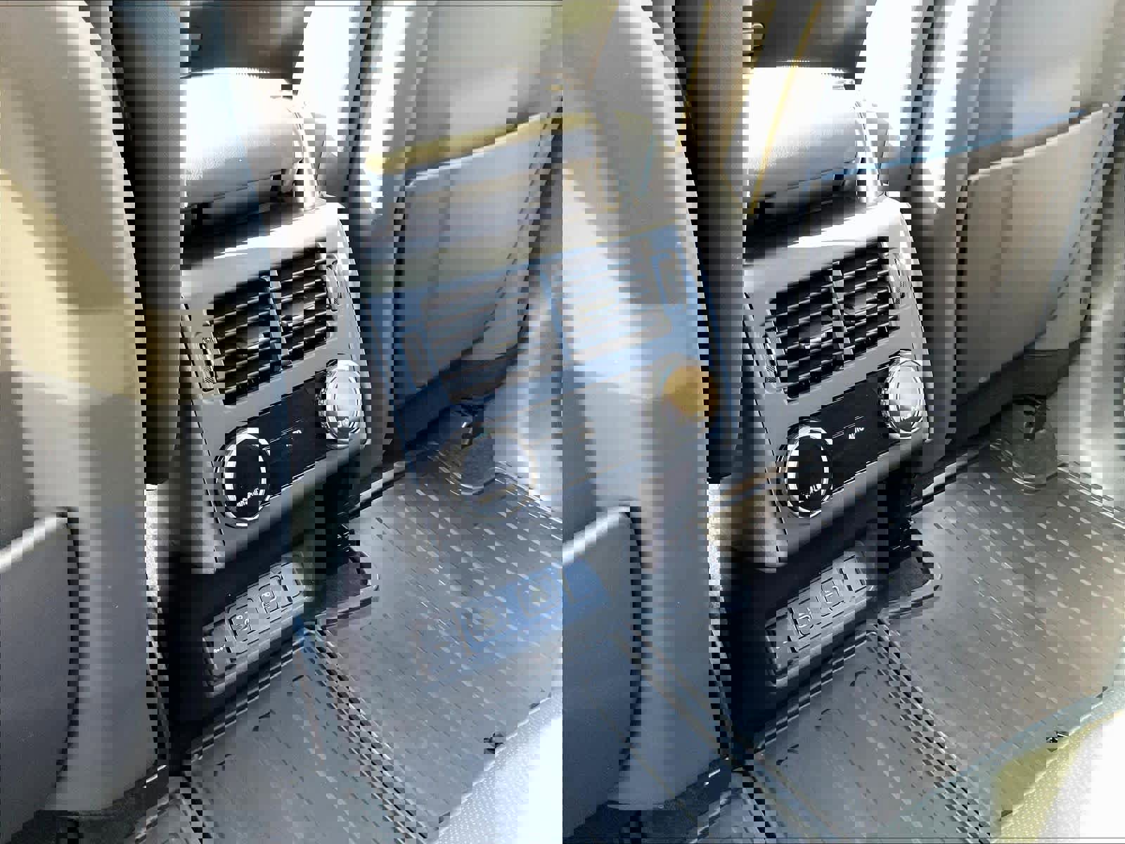 New 2025 Land Rover Discovery Metropolitan Edition image 16