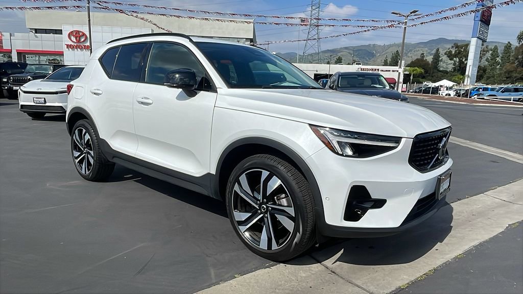 Used 2025 Volvo XC40 B5 Plus image 32