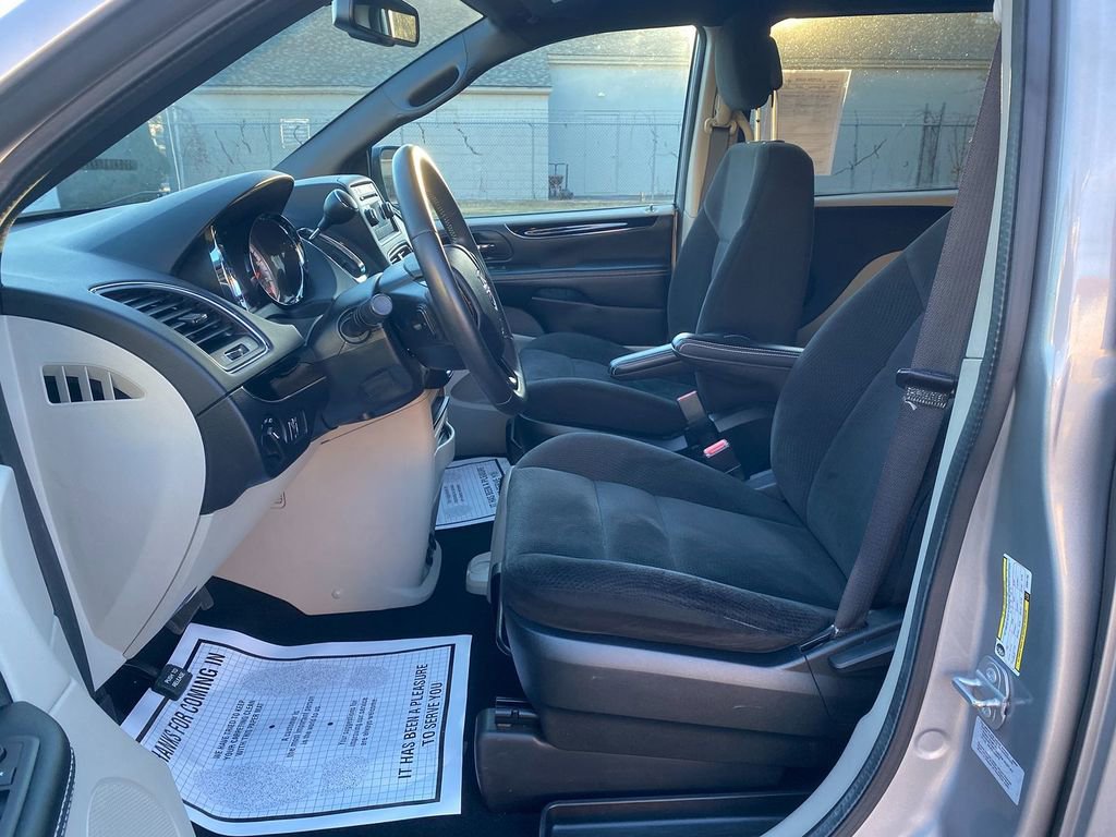 Used 2016 Dodge Grand Caravan SE image 12