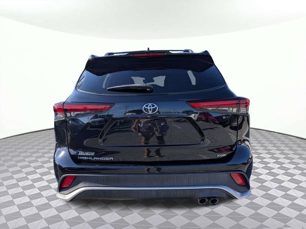 Used 2021 Toyota Highlander XSE FWD image 3