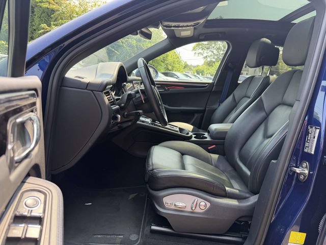 Certified 2024 Porsche Macan AWD/4WD image 4
